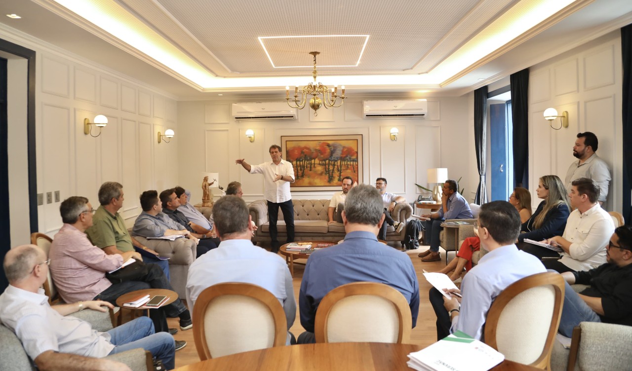 prefeito evandro conversa com os secretários da regionais no gabinete